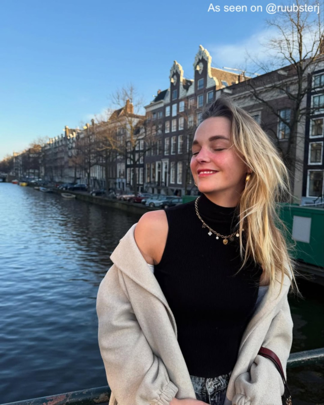 Influencer met gouden ketting