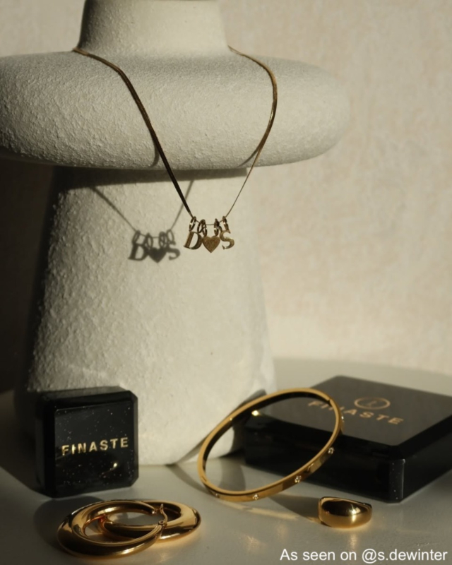 Influencer met gouden sieraden