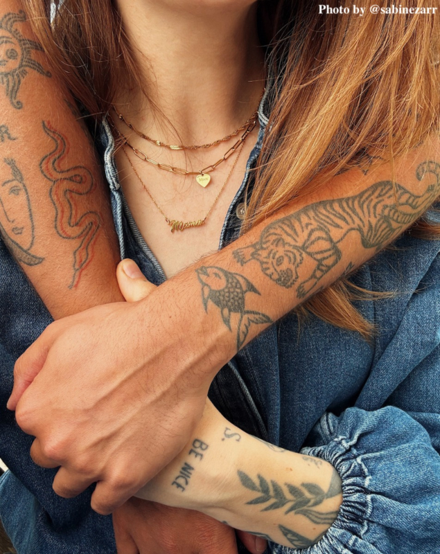 Influencer met gouden kettingen
