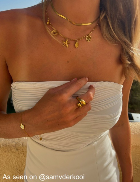 Influencer met gouden sieraden