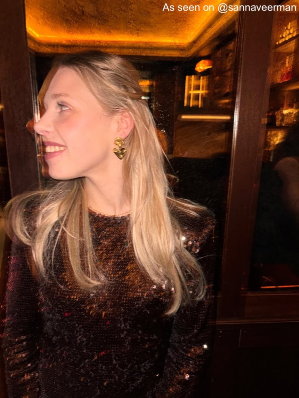 Gouden hart oorbel met bloem 