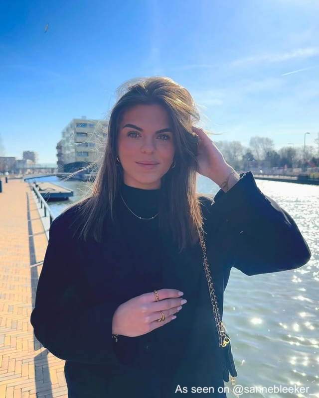 influencer met gouden Finaste ring