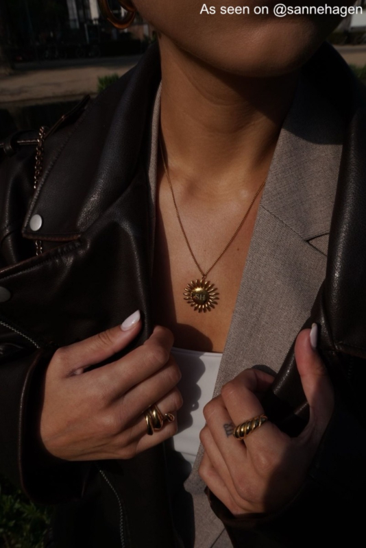 Model met statement ring van Finaste 