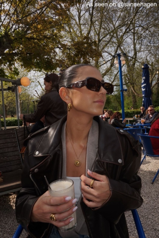 Influencer met statement zonnetjes ketting.