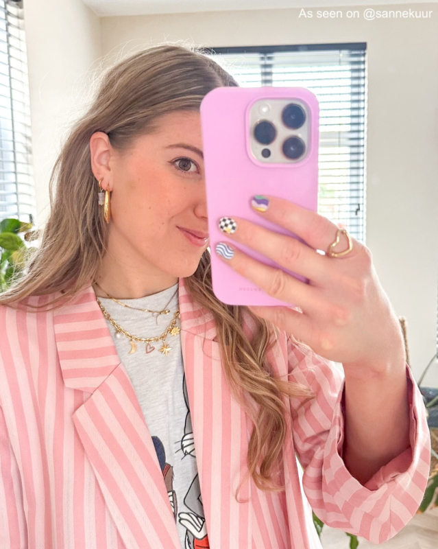 Influencer met bedelketting.