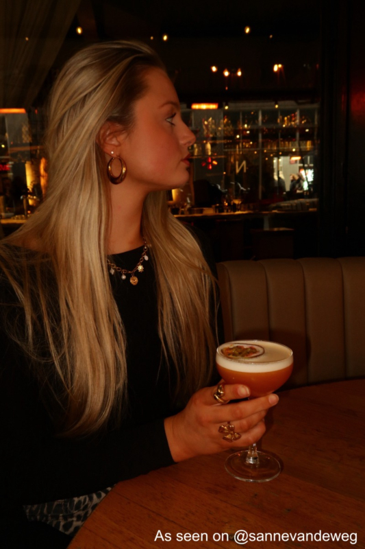 Influencer draagt gouden sieraden
