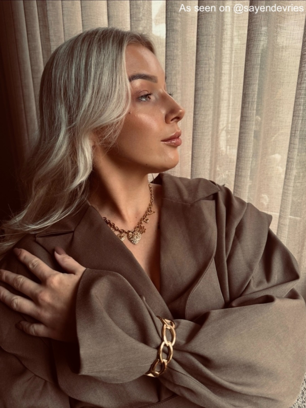 Gouden chunky bangle bij influencer