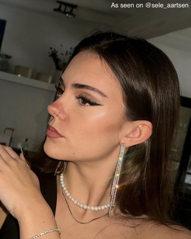 influencer draagt gouden sieraden