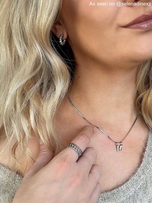 Influencer draagt zilveren verstelbare ring