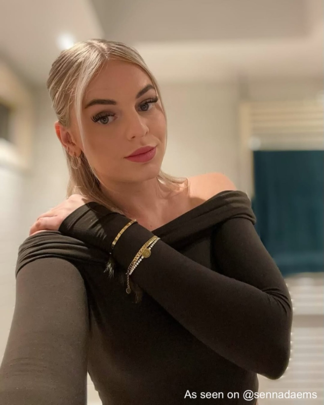 Influencer met gouden sieraden