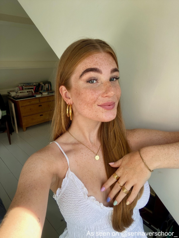 Influencer met gouden Finaste ringen