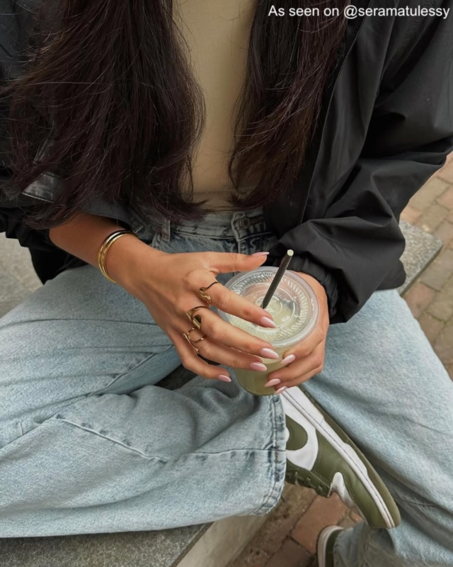 Model met gouden dubbele bangle.