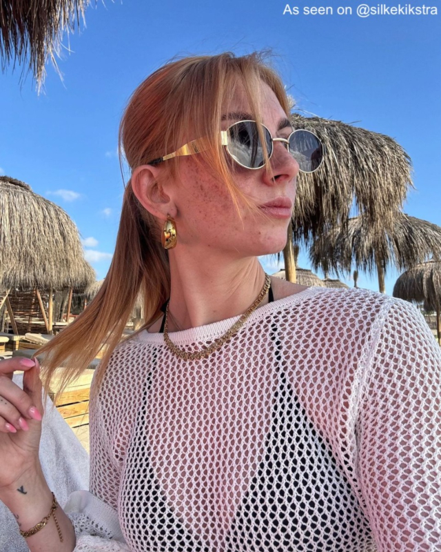 Influencer met statement hoops