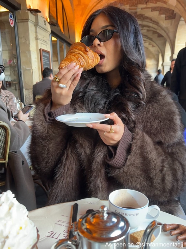 Influencer draagt statement parelmoer ring in goud