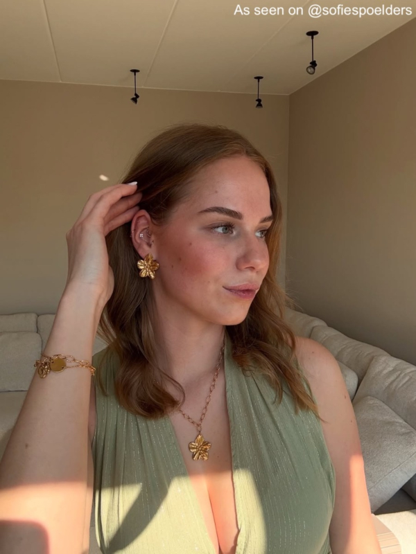 influencer met bloem oorbellen
