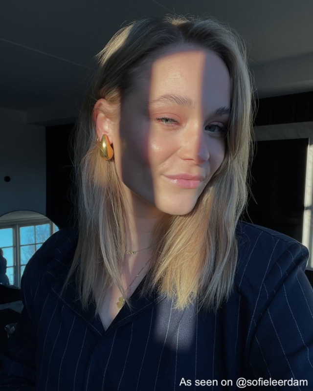 Influencer met teardrop oorbellen
