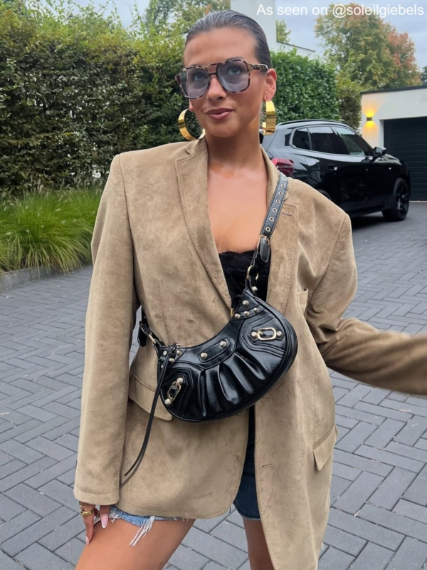 Influencer heeft gouden statement hoops