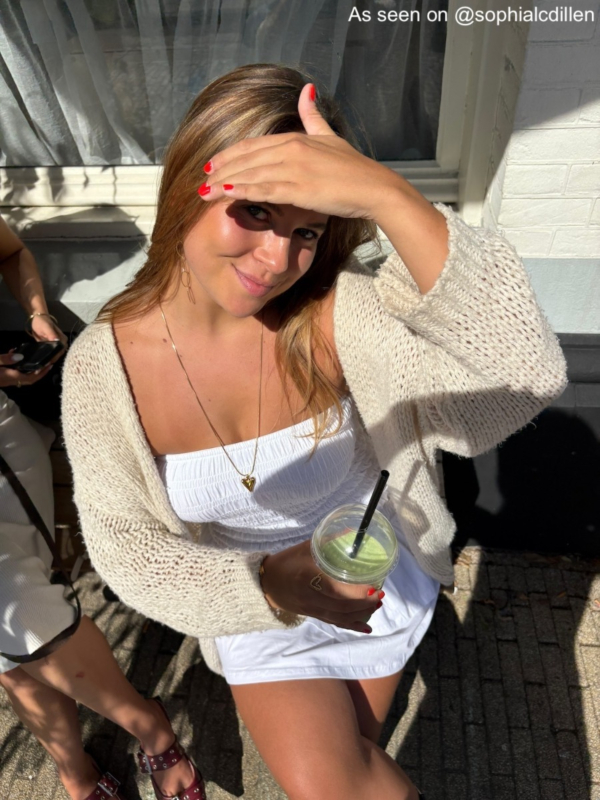 Influencer draagt gouden lange ketting met hartje