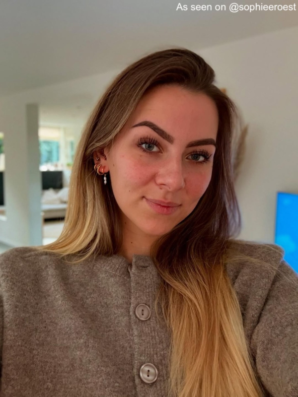 influencer draagt oorringen