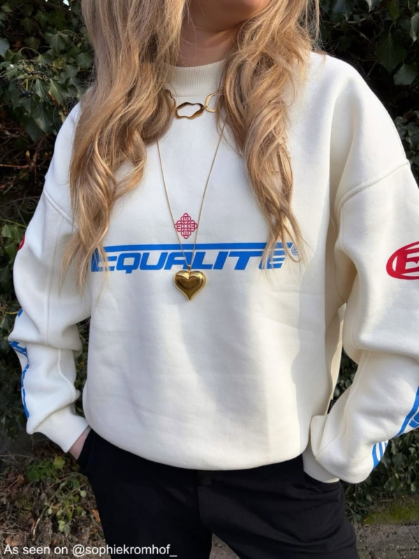 Influencer draagt gouden statement ketting