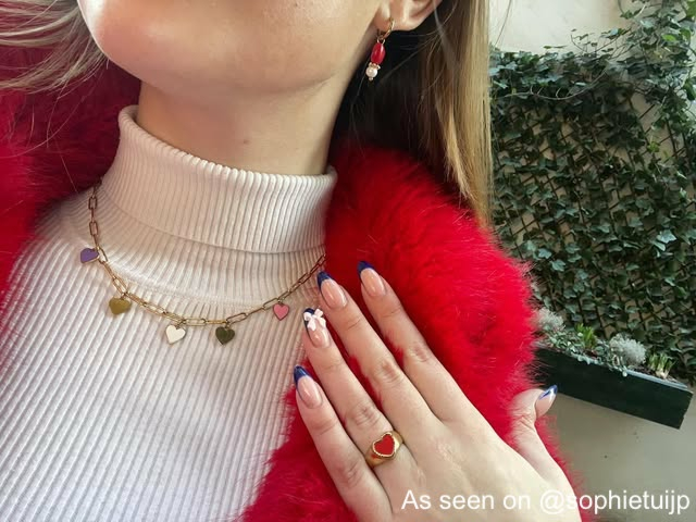 Influencer met gekleurde hartjes sieraden