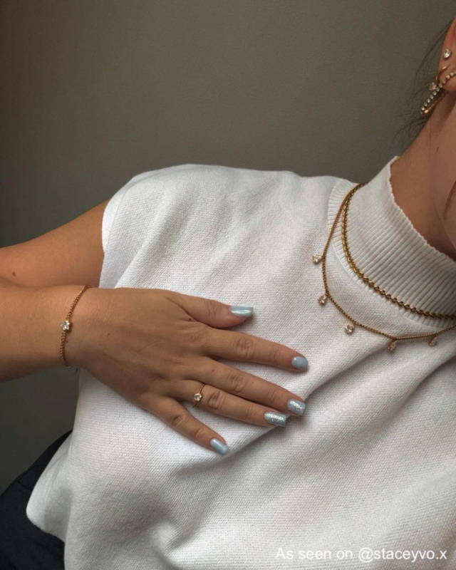 Gouden sieraden look bij influencer