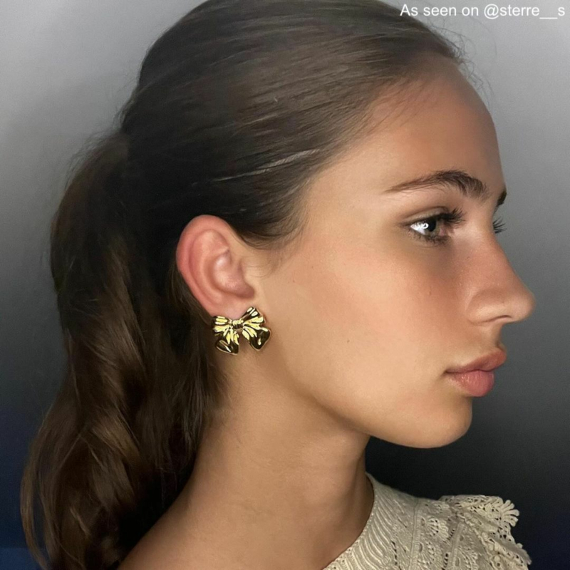 Influencer met gouden strik oorbellen