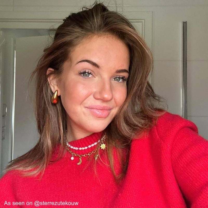 Gouden sieraden look bij influencer
