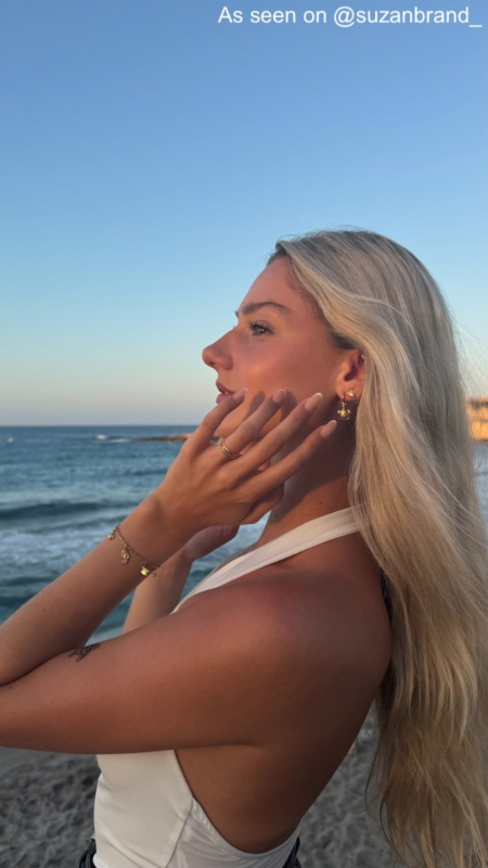 Influencer draagt gouden earparty met stud oorbellen krab