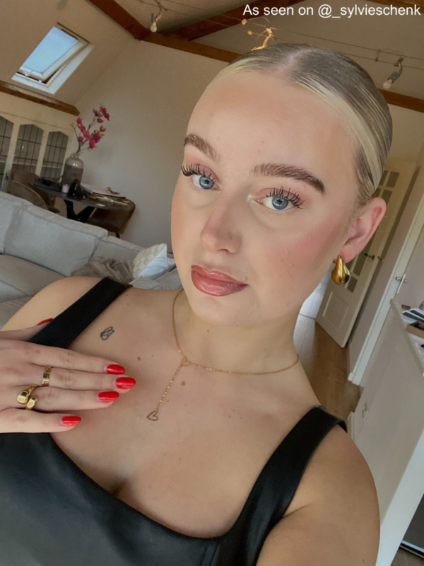 Influencer draagt gouden sieraden