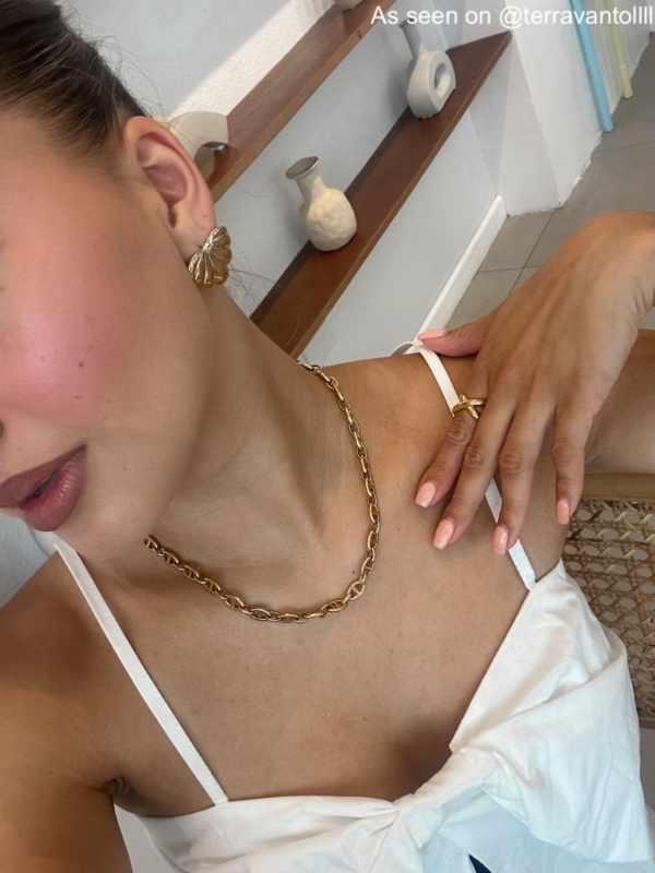 influencer draagt gouden sieraden 