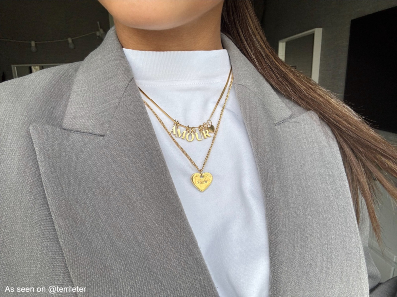 Influencer draagt gouden kettingen mix