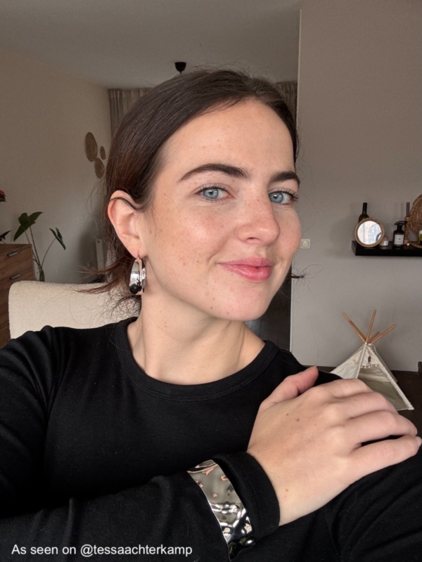 Influencer draagt zilveren bangle