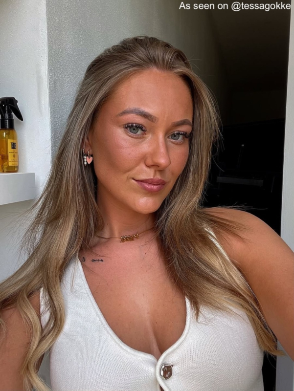 Roze oorbellen bij influencer