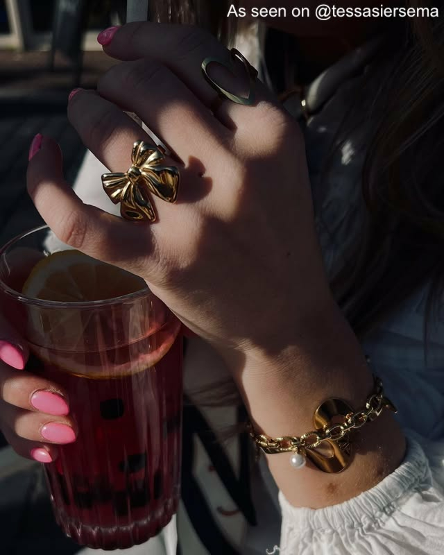 Influencer met gouden ringen en armbanden