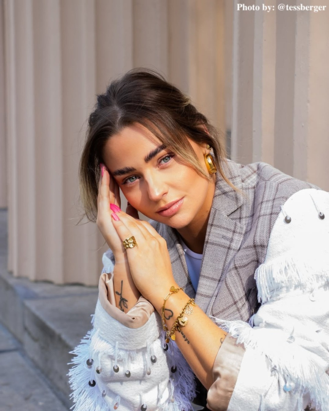 Influencer met letter armband.