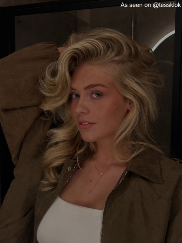 influencer draagt lange ketting met druppel steentje goudkleurig