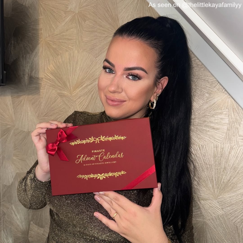 Inlfuencer met adventkalender donkere haren