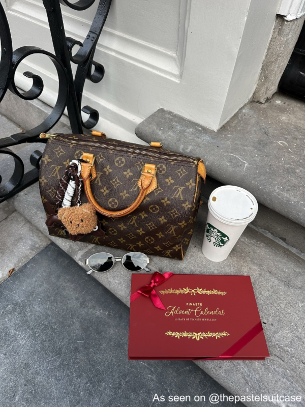 adventkalender naast LV tas, starbucks koffie en zonnebrik van influencer