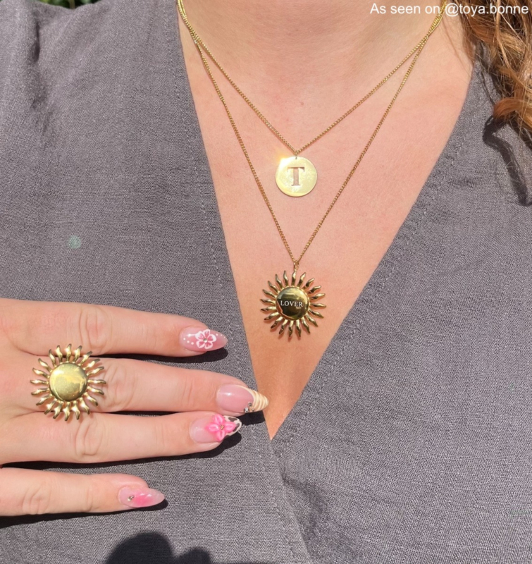 influencer met gouden initials ketting