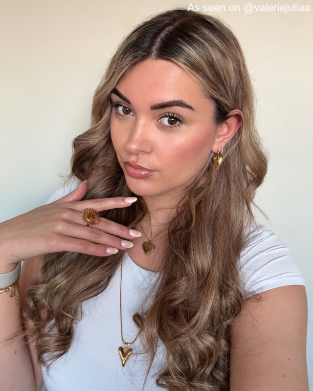 Influencer met gouden sieraden
