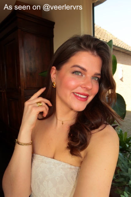 Model met gouden chunky ring. 