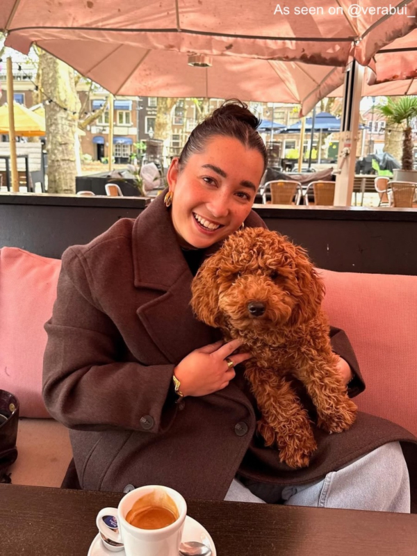 Influencer met gouden oorbellen hoops dubbel