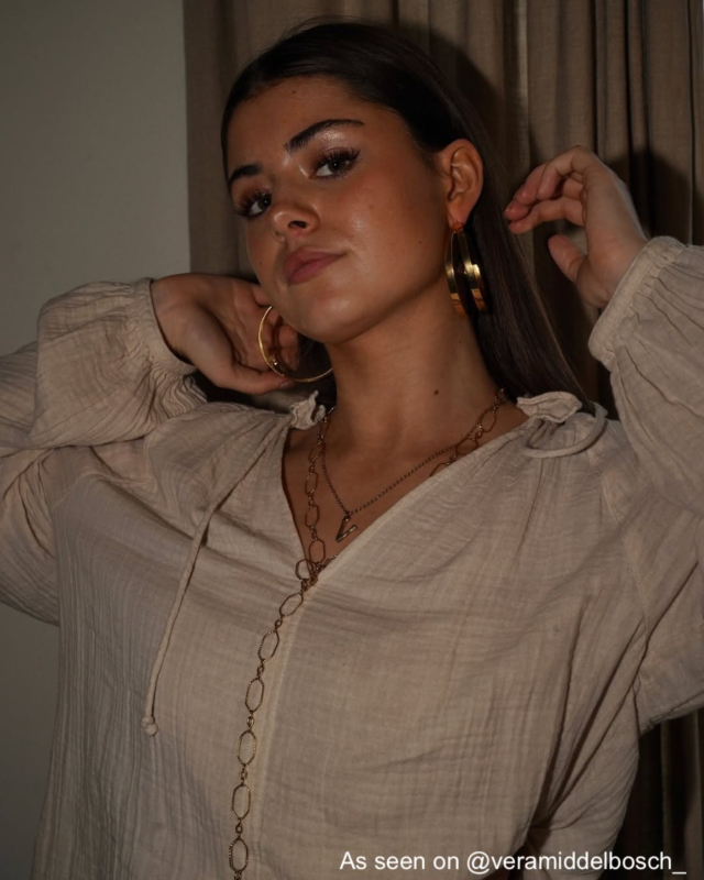 Influencer met gouden sieraden look