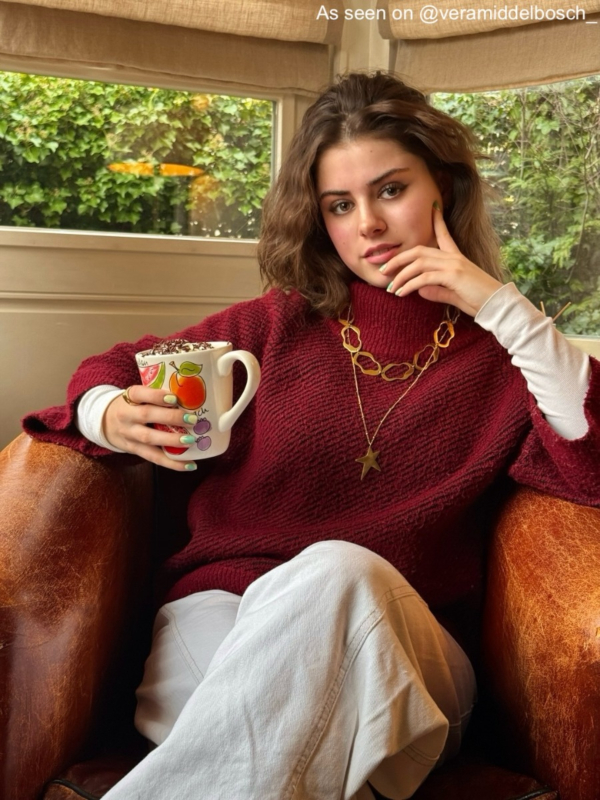 Influencer draagt gouden statement ketting