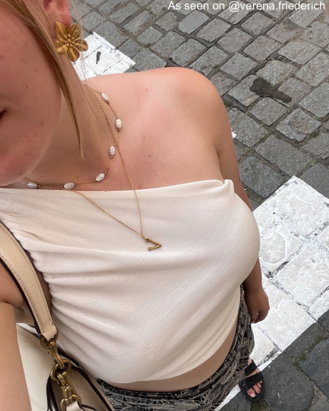 Influencer draagt gouden sieraden 