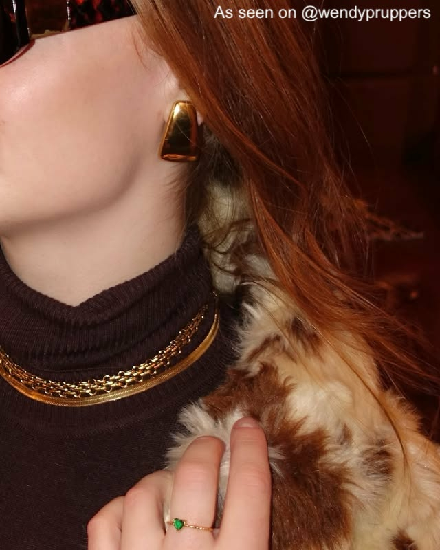 Influencer met gouden sieraden