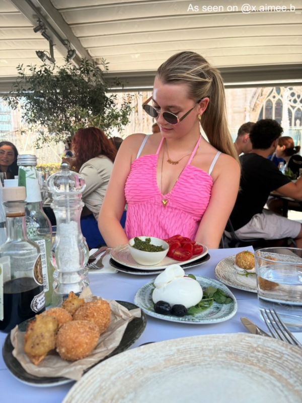 influencer draagt lange ketting