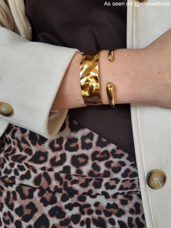 Influencer met gouden chuncky armband