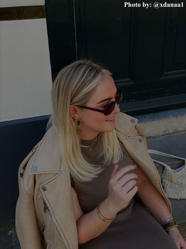 Influencer met dubbele bangle armband.
